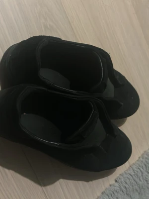 Arigato skor - Helsvarta Arigato skor som inte har kommit till användning. skick 9/10. köptes för 2200 kr. Mitt pris är förhandlingsbart vid snabb affär