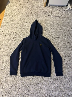Lyle & Scott Loopback Hoodie - Snygg och skön Lyle & Scott loopback hoodie för vardaglig användning. Inga defekter på den och är skön att ha på sig när det är kyligt. Lite större krage för att skydda halsen mot kyla