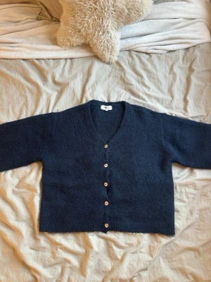 Marinblå Kofta💘 - En marinblå kofta från Ginatricot i storlek S🎀Koftan är nyköpt men kommer fortfarande att säljas för toppenpris💘