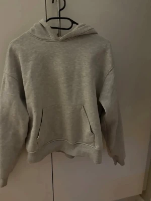 Hoodie - Grå hoodie från Gina Tricot, har en pytte liten omärkbar fläck på luvan💓