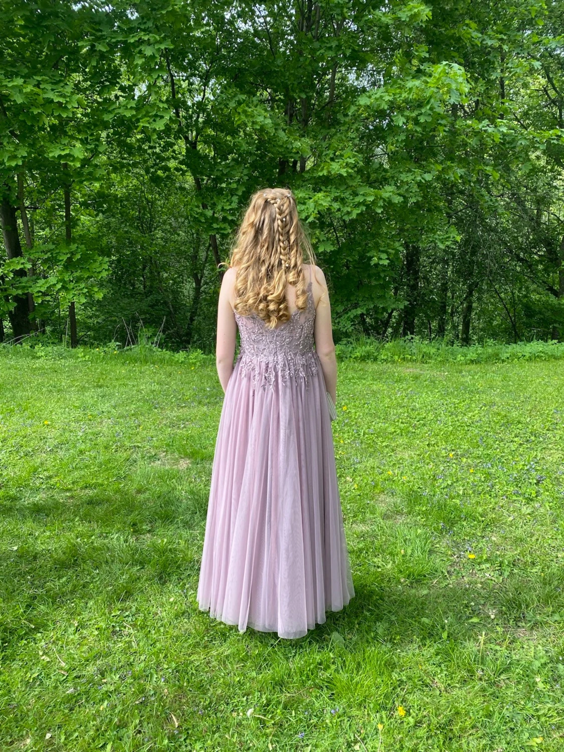 Ljuslila balklänning med spetsdetaljer