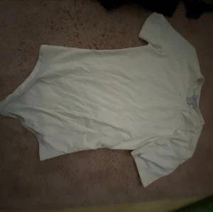 Vit kortärmad body - vit body mycket bra skick  dm mig om du vill se hur den sitter på