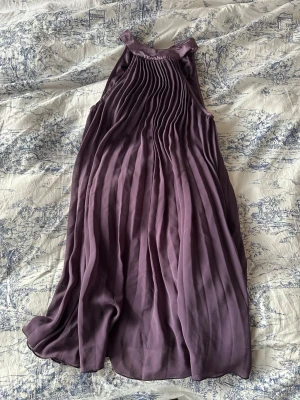 plisserad klänning - markerad som 38 men passar 36 bäst:)