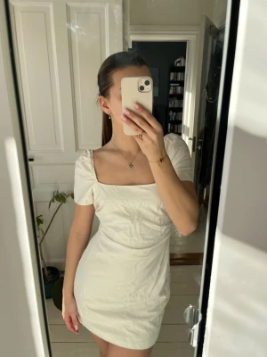 Vit kort puffärmad klänning - Vit fin kort klänning perfekt till studenten! Skriv vid frågor eller prisförslag💗