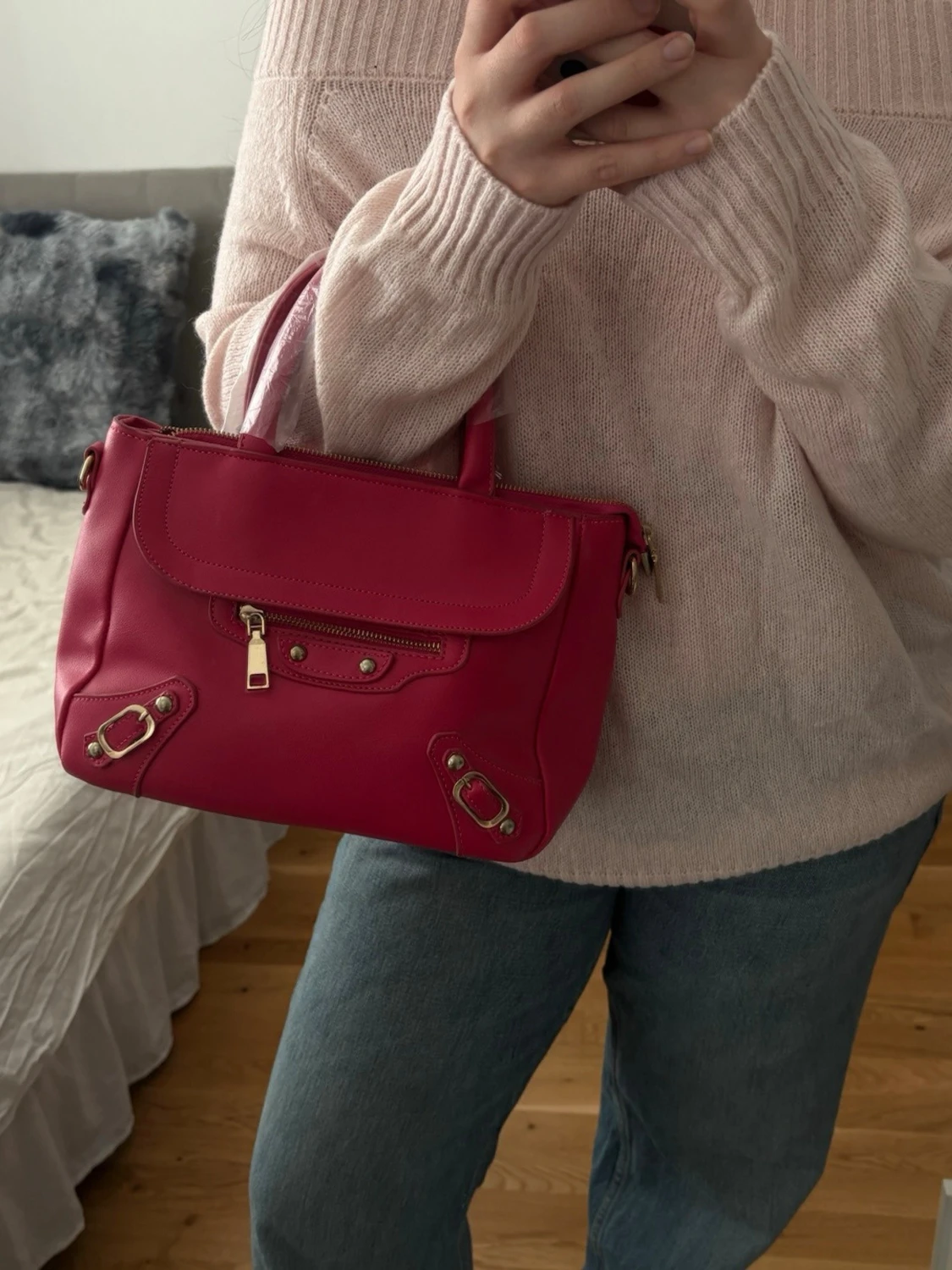 Rosa handväska med gulddetaljer - 1