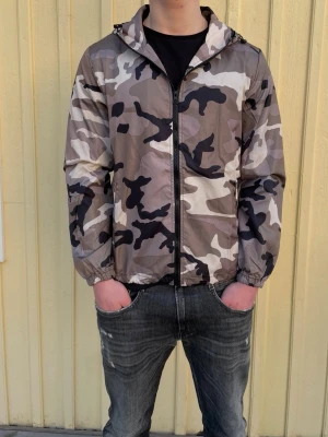 Camo windbreaker - Säljer en sprillans ny woolrich liknande camo windbreaker för endast 399kr. Jackan fungerar perfekt nu inför de vädret och man kan även justera passformen på insidan. Har 3 olika storlekar, S,M och L Hör av er vid minsta fundering.