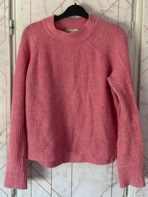 Rosa stickad tröja från H&M - Mysig rosa stickad tröja från H&M BASIC med rund halsringning och ribbade muddar. O/N 713572. P/N 0548388 6.