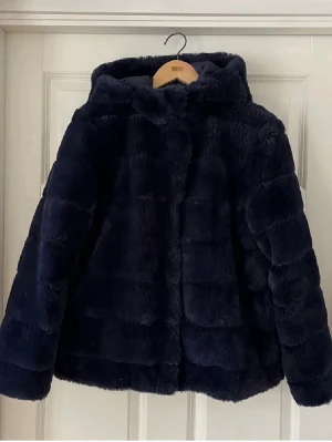 Samsøe Samsøe pälsjacka  - Super snygg men tyvärr inte passar längre. Inga defekter. ÄLSKAR den men tyvärr för liten 