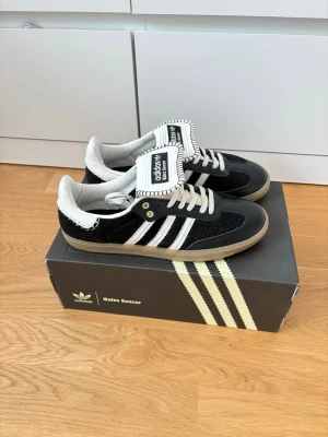 Adidas Samba Wales Bonner  - Supersnygga sneakers från Adidas. Använda 1 gång, så nyskick. Storlek 39 1/3