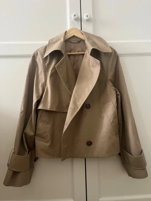 Kort beige trenchcoat & other stories - Superfin kort trenchcoat från & other stories. Säljer tyvärr eftersom den är lite liten på mig🤎