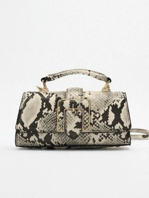 Vit och svart axelremsväska i ormmönster från Zara - Snygg handväska i vit och svart ormmönstrad faux läder med guldfärgade detaljer och justerbar axelrem. Väskan har ett stort spänne framtill och magnetlås. Perfekt för dig som gillar statement-accessoarer och trendiga detaljer.