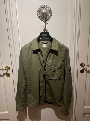 C.P Company windbreaker - En stilren windbreaker från C.P Company. Passar din som alltid rullar med stil. Vid frågor, hör av dig! Mvh SecondTreasures 🌻