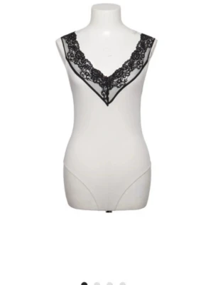 Spets body  - Jätte snygg body från Zaras gamla kollektion, den säljs alltså inte längre 🩷går ner i pris vid snabb affären 