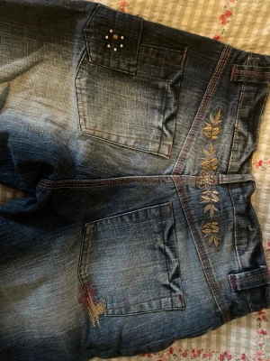 Y2k jeans med broderi - Skit snygga jeans som är flare, med fina broderier på fickorna 💕Lämna gärna prisförslag och ställ gärna frågor!