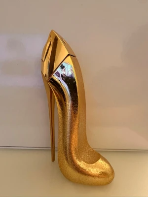 Good Girl guld parfymflaska - Unik parfymflaska från Carolina Herrera i form av en högklackad sko. Flaskan är helt i guld med glansig och metallisk finish, vilket ger en lyxig och trendig känsla. Perfekt som statement-piece på sminkbordet eller i parfymhyllan. 80 ml. Doften gold fantasy.
