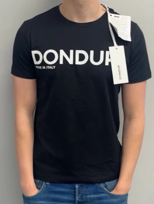 Dondup T-shirt (Ny) - Storlek M (Äkta) | modellen är 185 cm lång och väger ca 78 kg.