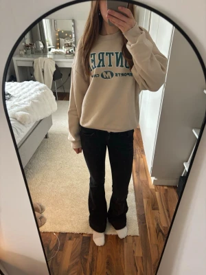 Beige collegetröja  - Snygg beige collegetröja med grönt tryck från Gina tricot i storlek S. Jättemjuk och i väldigt bra skick.