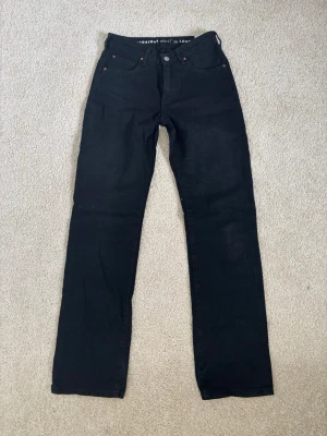 Svarta raka jeans  - Ett par svarta raka low waist jeans från Never Denim i storlek W26 L32. Jättefina och i väldigt bra skick.