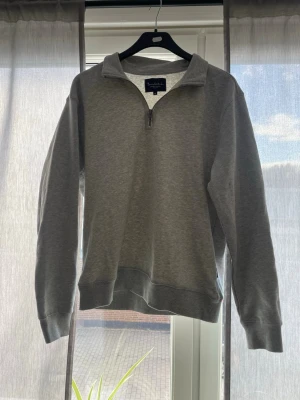 Bondelid quarter zip - As fräsch och stilren quarter zip av bondelid, passar bra nu till sommaren. Hör av dig om du undrar något. Ny pris ligger på 500kr