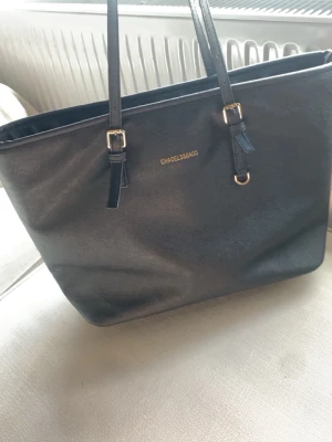 Svart väska från shein - Svart väska från shein. Använt en del men inget sönder.