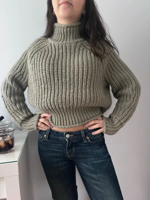 Grå ribbstickad polotröja - En skön chunky grå ribbstickad polotröja med croppad passform. Nästan aldrig använd så superbra skick! 💕