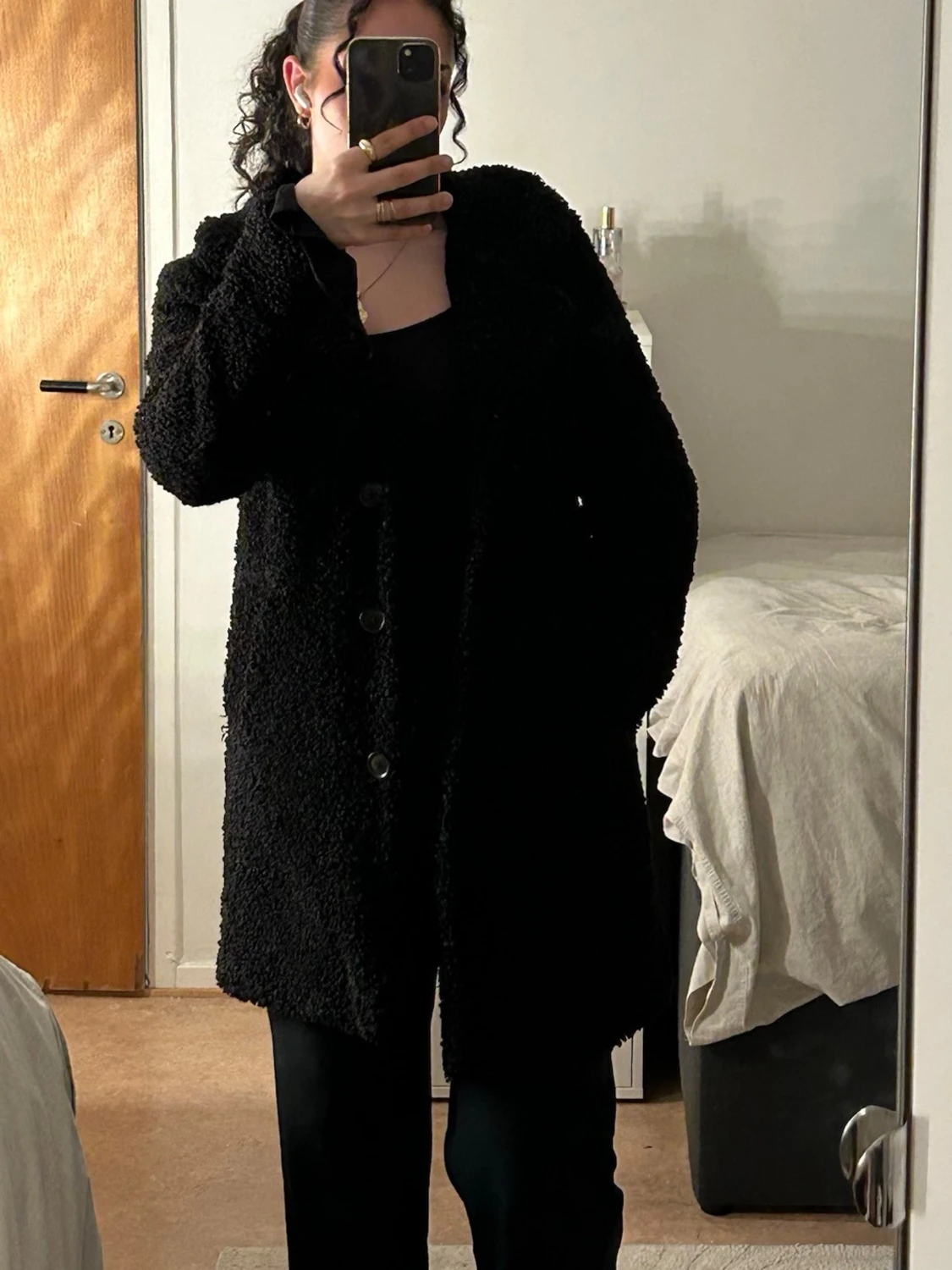 Svart lång teddyjacka med knappar