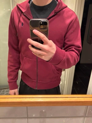 Vinröd Ralph lauren zip hoodie - Hoodien är i perfekt och har inget tecken på användning. Kvitto medföljer ej. Skriv för fler bilder och mer info. 