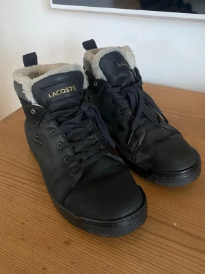 Vattentäta skor Lacoste  - Vattentäta skor från Lacoste. Perfekt till hösten, vintern eller kall vår. Använda men de har fortfarande mycket att ge. De har inga hål eller liknande, men de är i använt skick, dvs det syns att de är använda