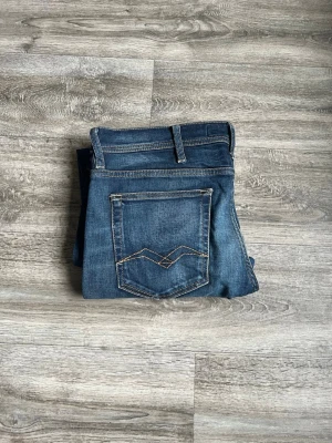 Replay jeans  - Tjena! Säljer ett par blå slim fit jeans från Replay med storlek W34 L32🤩skriv om ni vill ha bilder/frågor💯