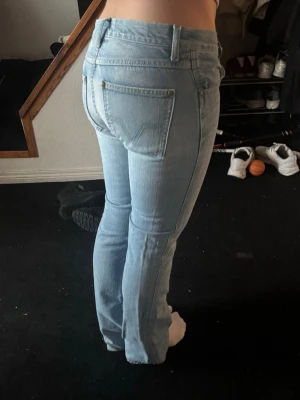 Ljusblå bootcut jeans med låg midja - Säljer ett par ljusblå jeans med bootcut ben och låg/mellan midja. Endast testade aldrig andvända, som nya! 