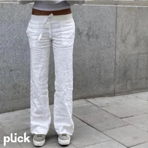 Alobha label linnebyxor  - Säljer ett par trendiga vita linnebyxor med låg midja och snörning i midjan. Linne byxprna är från alobha och svåra att få tag i💕Dem är väldigt bra skick 