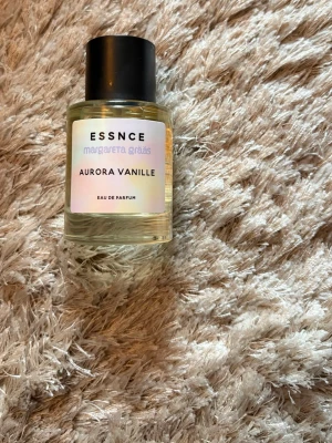 Aurora Vanille parfym ESSNCE - Limited edition Aurora Vanille från ESSNCE . Doften har en tydlig vaniljkaraktär har använt cirka två gånger