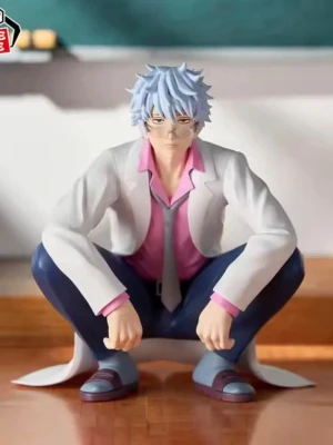Gintoki teacher figure - Detaljerad animefigur i plast som sitter på huk. Figuren har ljusblått spretigt hår, vit lång rock, rosa skjorta med uppvikt krage, grå slips och mörkblå byxor. Skorna är blå med lila detaljer. Perfekt för samlare eller som dekoration.