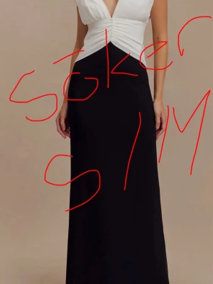 Meshki klänning balklänning  - Söker denna klänning i storlek S eller M. Hör gärna av dig om du är intresserad av att sälja :)