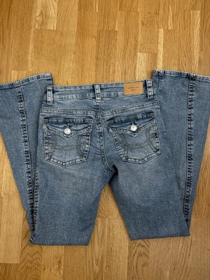Low waist bootcut jeans  -  low waist bootcut jeans från ginatricot med snygga fickor. Använda 2 gånger så i princip nya. Säljer då de inte kommer till användning.
