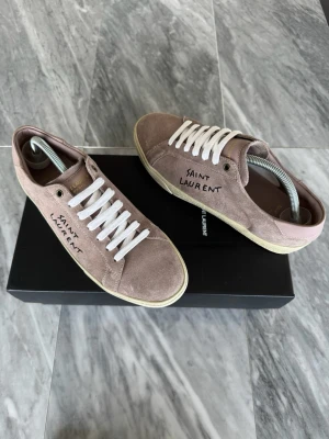 Saint Laurent skor  - Saint Laurent skor  -  Skick: Perfekt skick  -  Nypris: 6000kr  -  Ingår: endast skorna -  Hör av dig vid minsta fråga🙌🏼