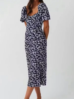 Puff sleeve klänning  - Puff sleeve midi dress från Gina tricot Använd fåtal gånger Inga anmärkningar Bilder från hemsidan, slutsåld Superfin nu till sommaren