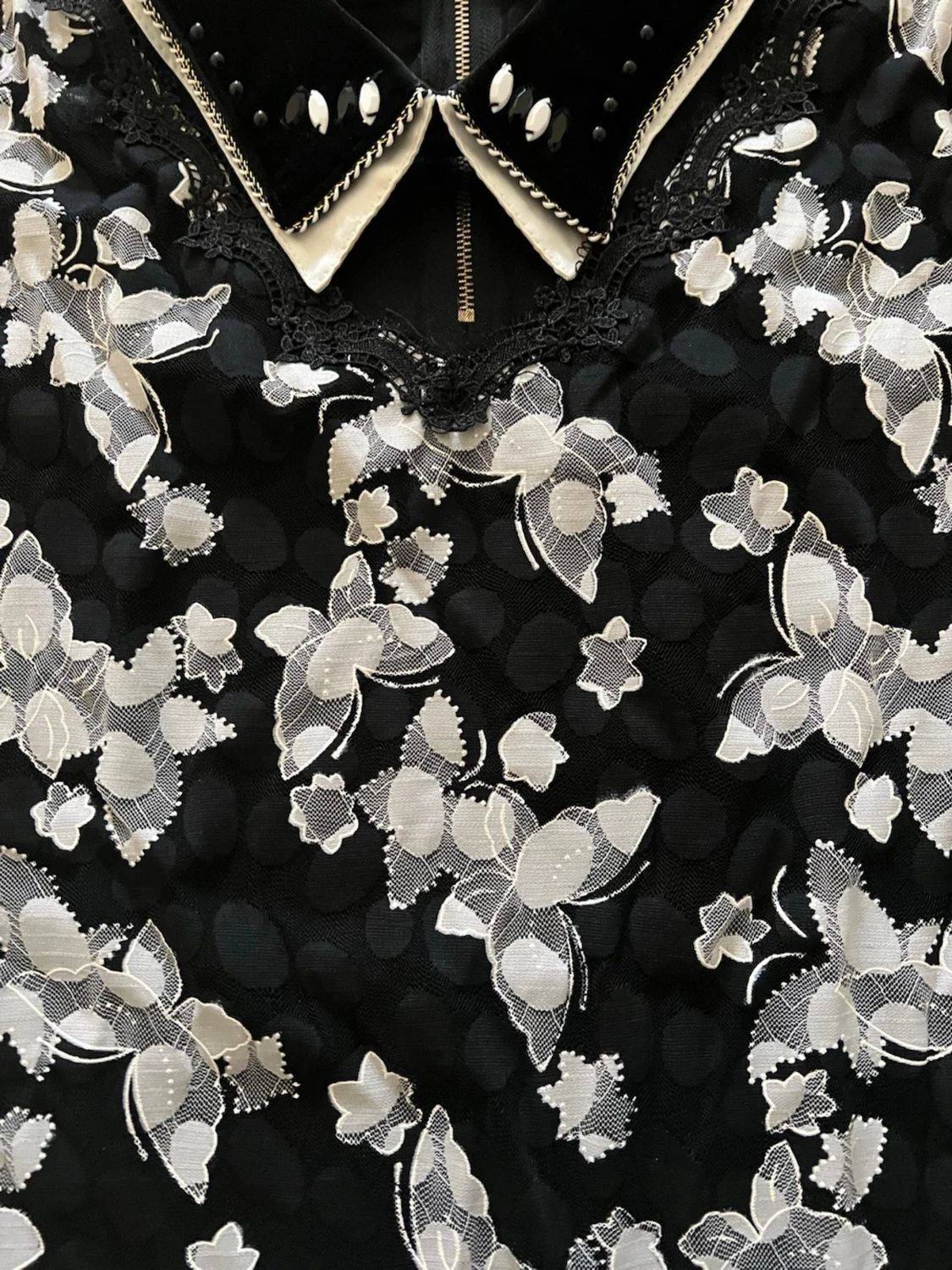 Svart blus med spets och pärlor storlek M - 2