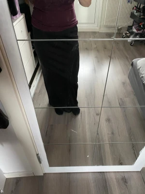 Svart långkjol - En svart långkjol från H&M i bra skick