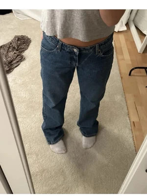 Blå raka jeans med låg midja - Använda sparsamt