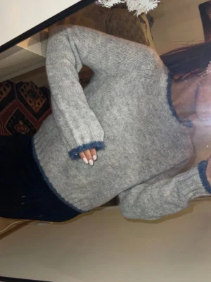 Vintage style sweater  - Jättesnygg grå stickad tröja med blåa kanter 💙💙