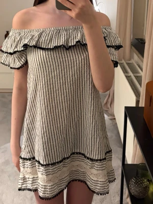 Offshoulderklänning från Zara  - Gullig sommarklänning från Zara i storlek S🩷