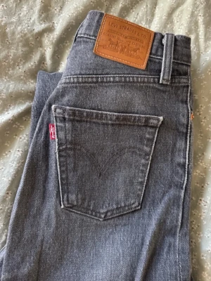 Levis jeans - Gråa levis jeans 🥰 