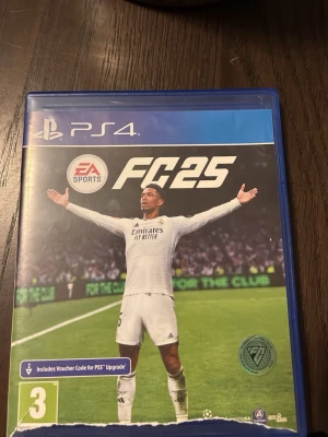 EA Sports FC 25 till PS4 - Säljer spelet EA Sports FC 25 till PlayStation 4. Perfekt för dig som älskar fotbollsspel och vill spela med de senaste lagen och spelarna. Kommer i original blå plastfodral med skiva och omslag. Ett måste för alla fotbollsfans!