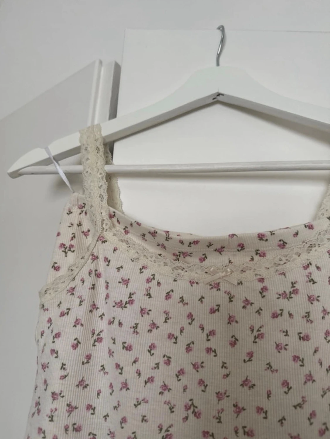 Blommig spetsdetaljerad pyjamas  - 1