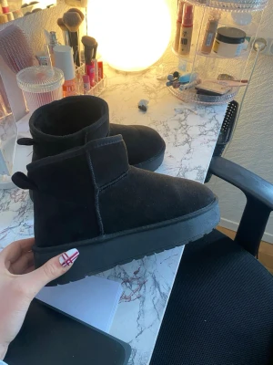 Lager 157 uggs - Säljer ett par svarta uggs från lager 157 i storlek 40/41! Dem är endast testade en gång alltså är dem helt nya! Säljer dem för 200kr + frakt!