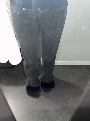 Grå raka jeans  - Säljer ett par grå jeans med rak passform och klassisk femficksdesign. Jeansen har en tvättad look, och dragkedjegylf. De är nästan som nya bara andvänd tre gånger men de är inte min stil längre.
