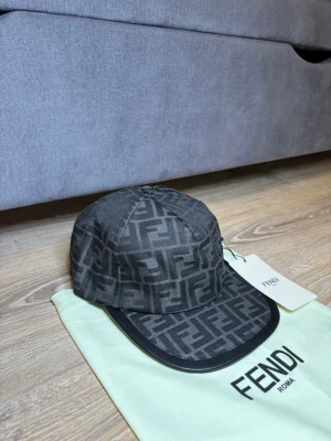 Fendi keps - Säljer en helt ny Fendi keps. Finns fler kepsar på profilen!!