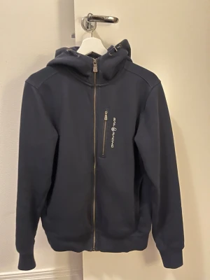 Blå sail racing tröja - Bra skick, säljer då jag inte använder längre. Skriv om du har frågor!