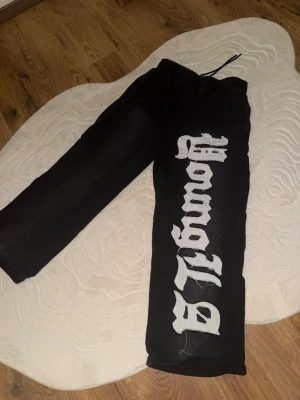 YOUNG LA BYXOR - Young LA träningsbyxor med rak/baggy passform. Storlek XL. Passar mig som är 183cm lång, kan passa om man är 180-185 cm hade jag sagt. Skicket är mycket bra men har använts några gånger.